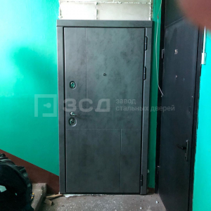 Двухконтурная глухая дверь с отделкой плёнкой серого цвета 900x2000 - фото